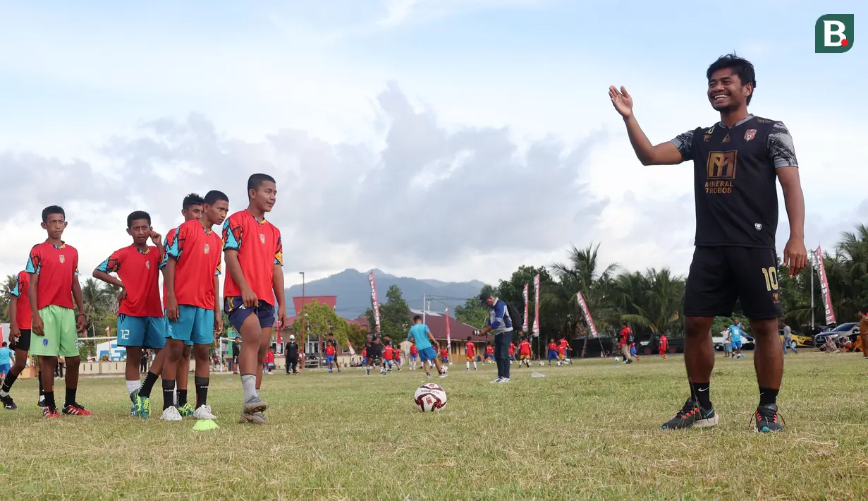 Ilham Udin Armaiyn memberi instruksi kepada sejumlah anak peserta coaching clinic. (Bola.com/Okie Prabhowo)