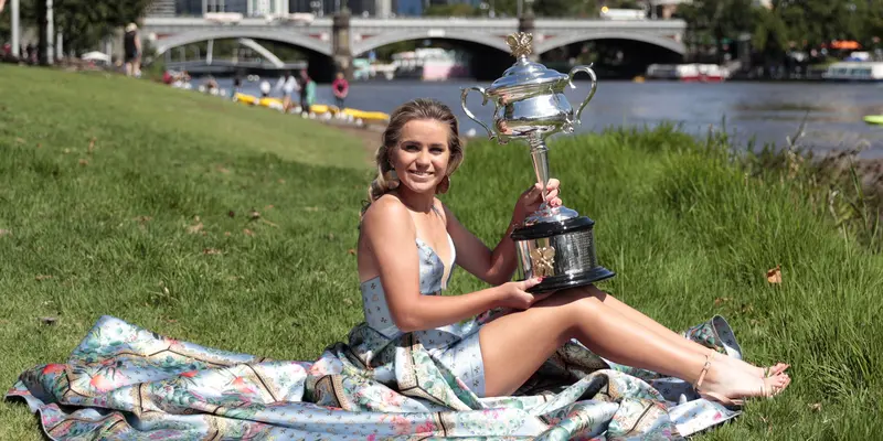Juara Australia Terbuka, Sofia Kenin Pamer Trofi Pakai Gaun Seksi