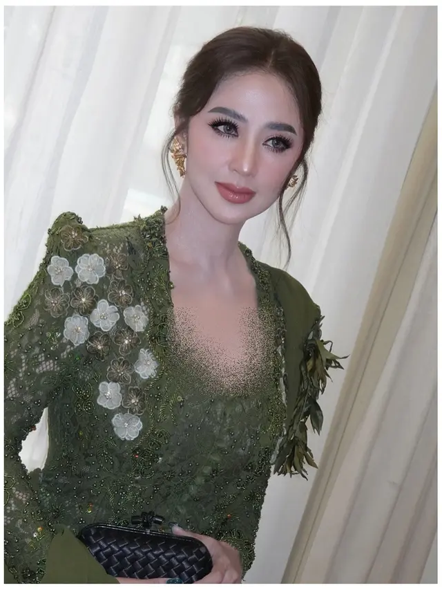 6 Detail Penampilan Dewi Perssik Pakai Kebaya Hijau Zamrud di HUT TNI, Memukau