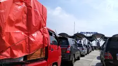 Sejumlah mobil mengantre untuk melintasi gerbang Tol Palimanan saat mudik natal, Jawa Barat, Sabtu (23/12). Memasuki libur panjang perayaan natal dan tahun baru, arus lalu lintas di gerbang tol Palimanan mulai padat. (Liputan6.com/ Gabriel Abdi Susanto)