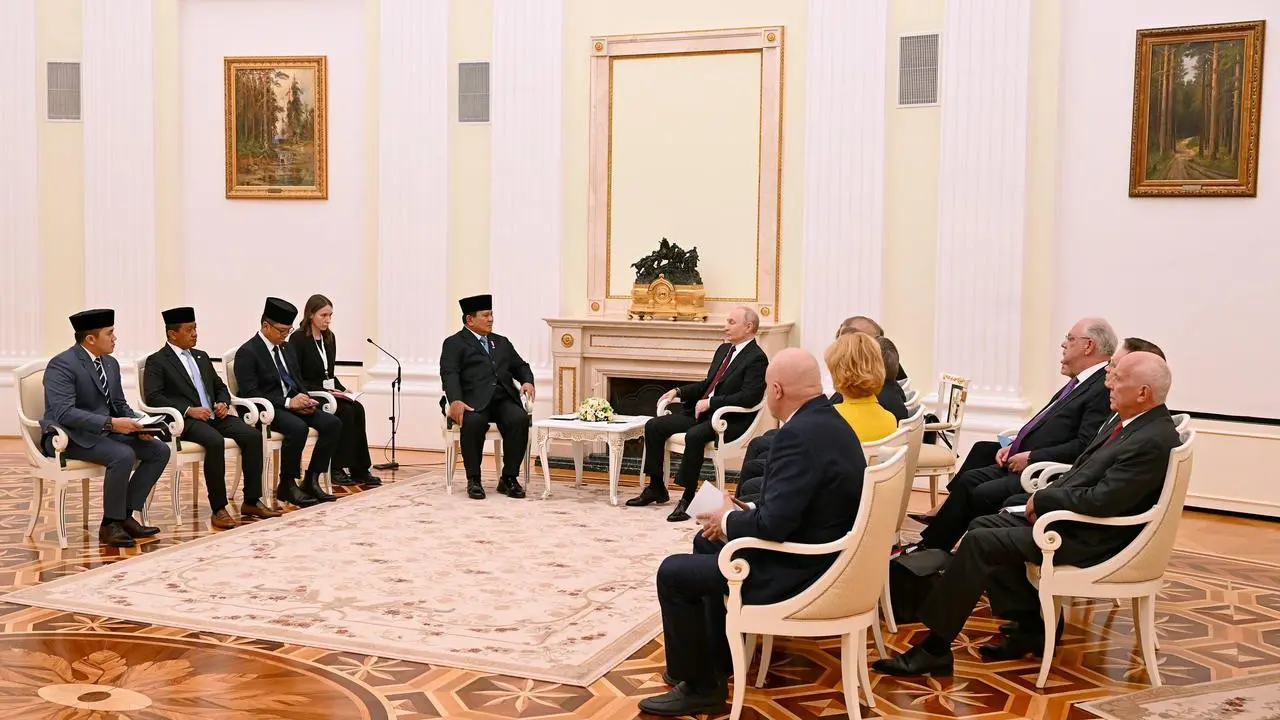 Pertemuan Presiden Prabowo Subianto dan Presiden Vladimir Putin di Moskow, Rusia. Presiden Prabowo ditemani oleh Menteri ESDM Bahlil Lahadalia dan Sekretaris Kabinet Teddy Indra Wijaya.  (Dok Kementerian ESDM)