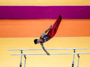 Pesenam putra Indonesia, Satria Tri Wira Yudha beraksi dalam nomor palang sejajar Kejuaraan Dunia Gimnastik 2025 di Indonesia Arena, Senayan, Jakarta, Senin (20/10/2025). (Bola.com/Bagaskara Lazuardi)