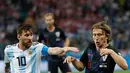 Megabintang Argentina, Lionel Messi berebut bola dengan pemain Kroasia, Luka Modric pada pertandingan Grup D Piala Dunia 2018 di Nizhy Novgorod Stadium, Rusia, Jumat (22/6). Menghadapi Kroasia, Argentina takluk dengan skor 0-3.. (AP/Petr David Josek)