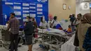 Sejumlah pasien berada di salah satu ruangan di lantai bawah Rumah Sakit Mayapada di kawasan Lebak Bulus, Jakarta, Senin (28/10/2019). Kepulan asap terlihat dari lantai 5 Rumah Sakit Mayapada akibatnya sejumlah pasien dievakuasi petugas keluar gedung. (Liputan6.com/Faizal Fanani)