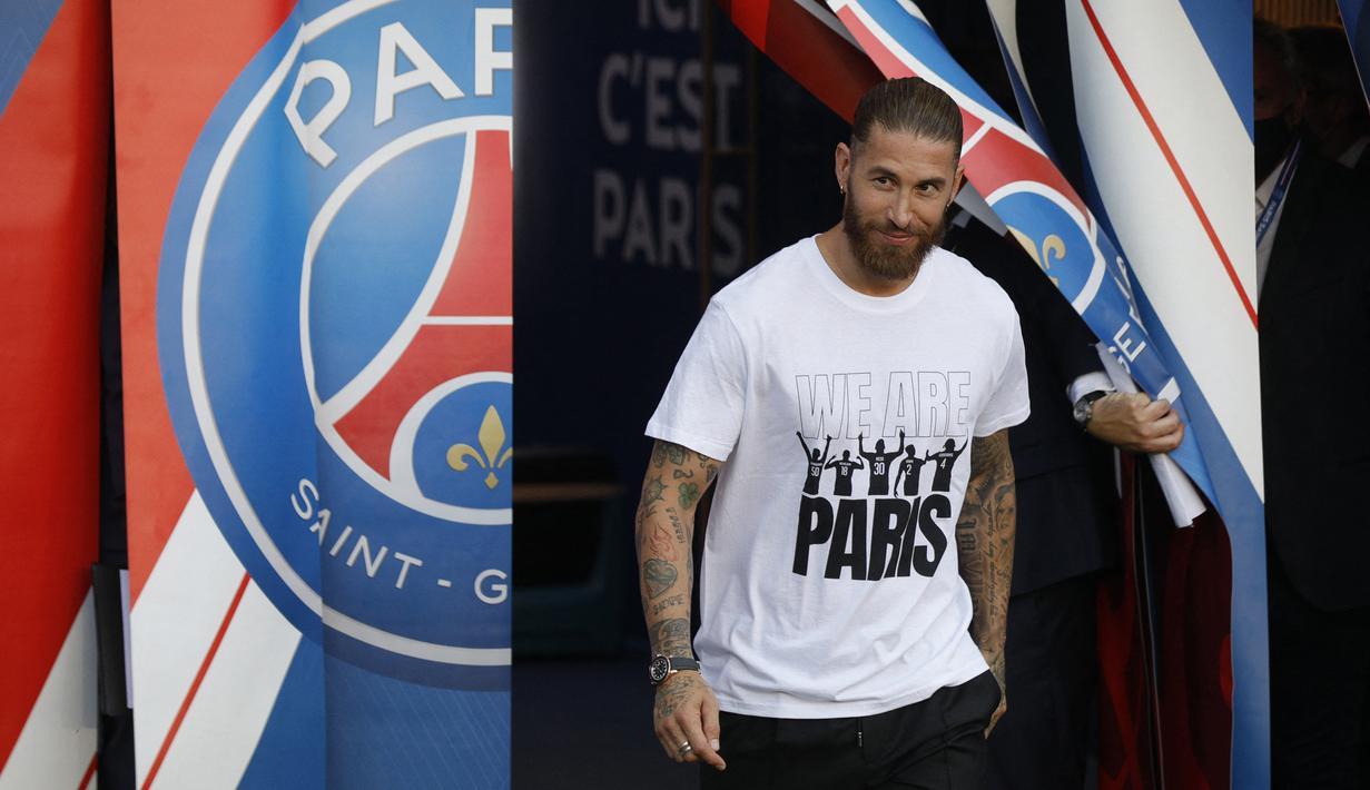 Sergio Ramos. Lionel Messi dan Sergio Ramos adalah kapten terakhir di Barcelona dan Real Madrid. Keduanya saling berseteru jika bertemu dalam El-Clasico. Kini keduanya berbarengan memulai kisah baru di PSG sebagai rekan yang saling mendukung satu sama lain. (Foto: AFP/Geoffroy van der Hasselt)