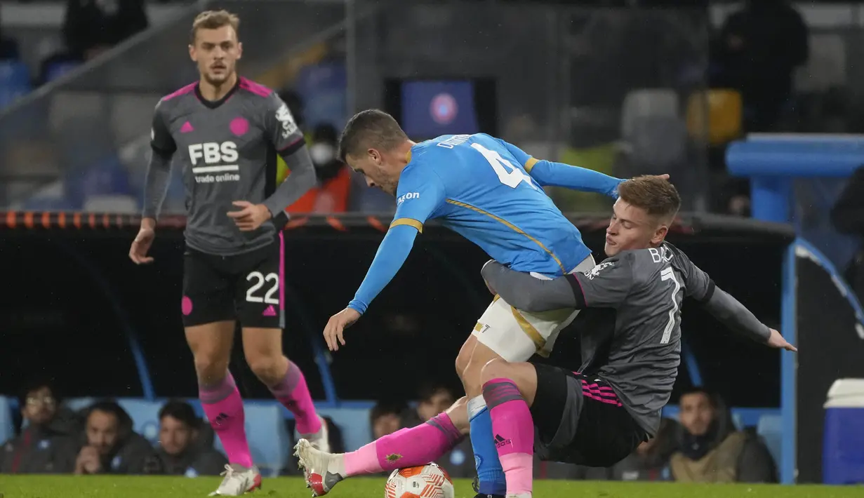 Pemain Napoli Diego Demme dan pemain Leicester Harvey Barnes berebut bola dalam pertandingan Grup C Liga Europa di Stadion Diego Armando Maradona di Naples, Italia, Jumat (10/12/2021). The Foxes terdepak dari Liga Europa karena berada diperingkat ketiga. (AP Photo/Gregorio Borgia)