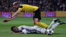 Gelandang Real Madrid, Casemiro, dijatuhkan gelandang Dortmund, Andre Schurrle. Pada peringkat kedua, Real Madrid tertinggal dua poin dari Dortmund. (Reuters/Juan Medina)