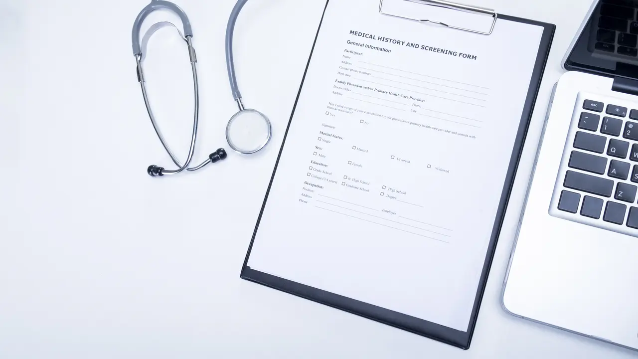 Surat keterangan sehat (Foto: Freepik/ijeab)