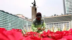 Petugas membersihkan kolam Patung Selamat Datang di kawasan Bundaran HI, Jakarta, Kamis (23/8). Pembersihan dilakukan dalam rangka perawatan rutin guna menjaga keindahan estetika kota. (Liputan6.com/Immanuel Antonius)