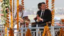 Presiden Prancis Emmanuel Macron (kanan) ditemani Perdana Menteri (PM) India Narendra Modi (kiri) menyusuri Sungai Gangga di Kota Varanasi, India, Senin (12/3). Macron mengunjungi India selama empat hari. (Ludovic MARIN/POOL/AFP)