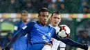 Pemain timnas Prancis, Corentin Tolisso berebut bola dengan pemain Bulgaria, Spas Delev pada laga Kualifikasi Piala Dunia 2018 zona Eropa Grup A di Stadion Vasil Levski, Sabtu (7/10). Les Bleus unggul 1-0 lewat gol lewat gol Blaise Matuidi. (AP Photo)