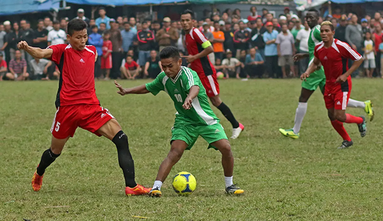 Ramdani Lestaluhu (tengah) membela tim Putra Karbitan dalam laga tersebut. (Bola.com/Peksi Cahyo)