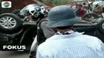 Tiba-tiba mobil hilang kendali dan menabrak dua sepeda motor di depannya.