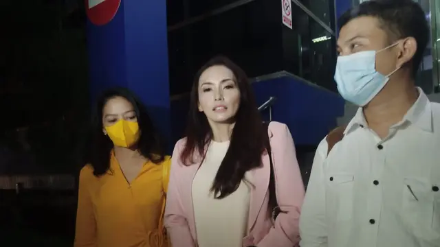 Chacha Marisa bersama pengacaranya lapor ke Polda Metro Jaya, Senin (4/7/2022) malam.