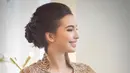 Seperti potret ini, di mana ia kenakan kebaya brukat bersiluet kutu baru dengan kerah tinggi. Dengan rambut disanggul modern, Manohara Odelia terlihat mirip Raline Shah [@manodelia]