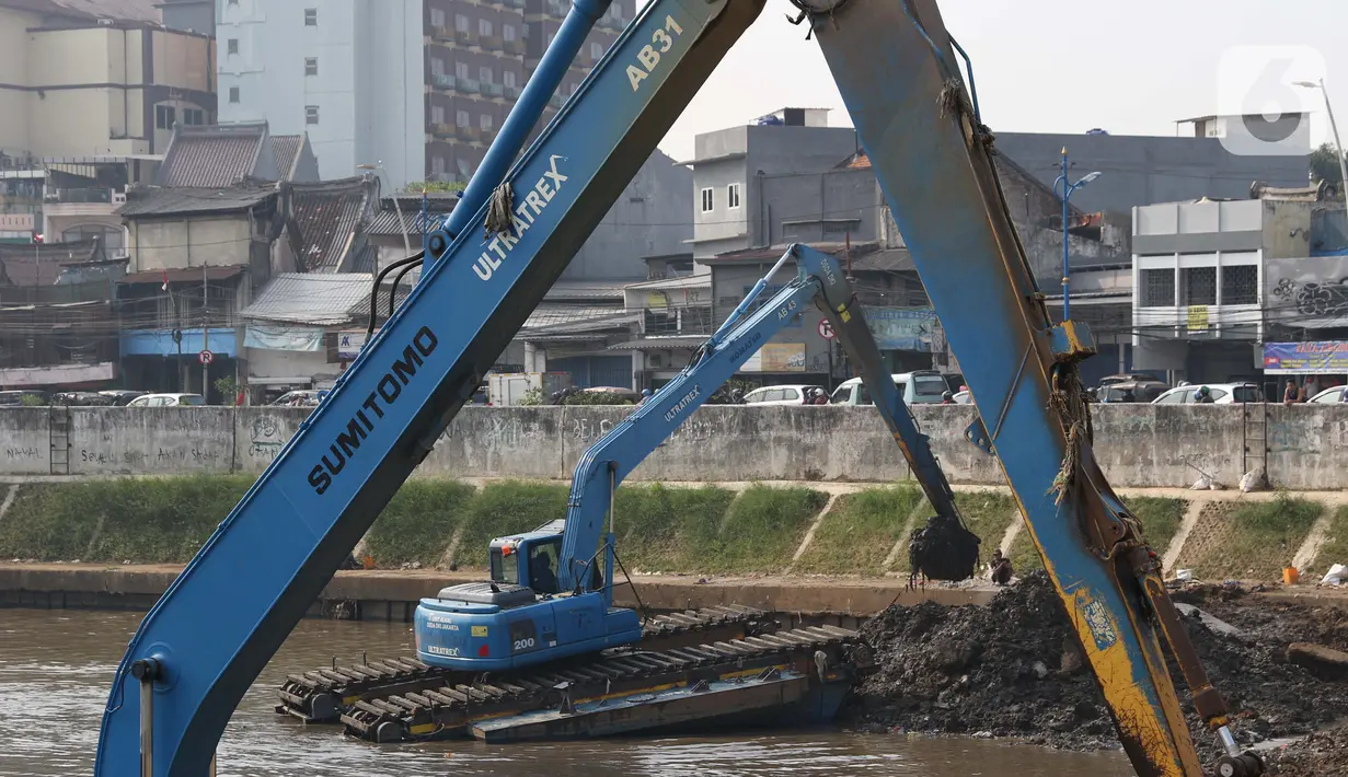 Petugas menggunakan alat berat melakukan proses pengerukan endapan tanah di aliran Sungai Ciliwung, Jakarta, Selasa (28/7/2020). Pengerukan endapan ini untuk memperlancar aliran air Sungai Ciliwung serta upaya pencegahan banjir saat musim hujan. (Liputan6.com/Helmi Fithriansyah)