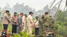 Momen Prabowo Tanpa Masker Terobos Kabut Asap Kebakaran Hutan Kalbar