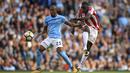 Aksi pemain Stoke City, Kurt Zouma (kanan) melepaskan tembakan saat diadang pemain Manchester City, Fernandinho pada lanjutan Premier League di Etihad Stadium, Manchester, (14/10/2017). City menang 7-2.  (Mike Egerton/PA via AP)