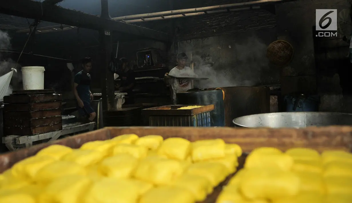 Pekerja memproses tahu di salah satu industri rumahan Semanan, Kalideres, Jakarta, Rabu (19/9). Kenaikan dolar AS turut berdampak naiknya harga kedelai impor yang kini mencapai Rp 7.500 per kilogram. (Merdeka.com/Iqbal S Nugroho)