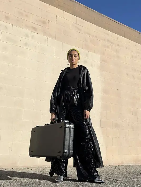 Berbalut pakaaian serba hitam, Yuna hadirkan gaya menjanjikan. Ia tampil denganturban bernuansa hijau sage untuk mengoptomalkan gayanya. [Foto: Instagram. Yuna]