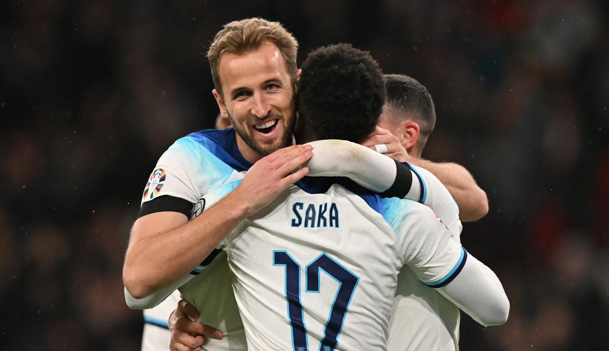 Striker Inggris #09 Harry Kane (kiri) berselebrasi dengan rekan setimnya setelah mencetak gol ke gawang  Malta pada duel lanjutan Kualifikasi Euro 2024 Grup C di Stadion Wembley, London, Sabtu (18/11/2023) dini hari WIB. (Glyn KIRK / AFP)