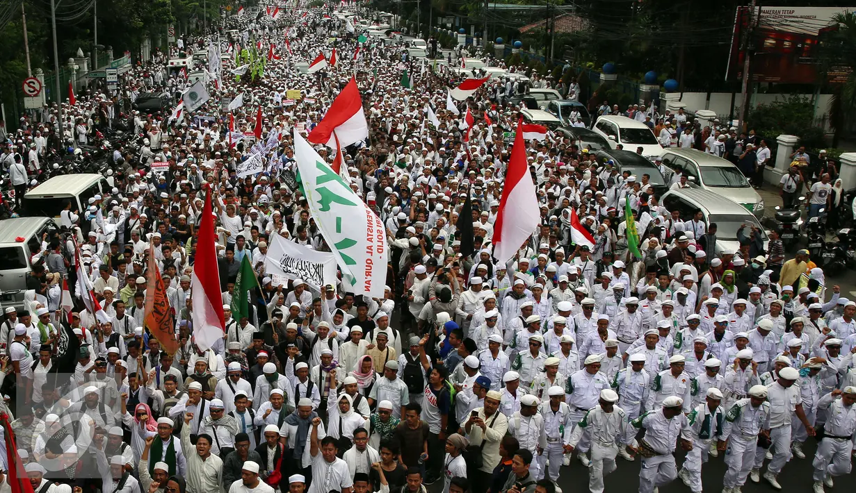 Suasana saat ribuan massa yang tergabung dalam Gerakan Nasional Pengawal Fatwa Majelism Ulama Indonesia (GNPF MUI) melakukan demonstrasi memadati jalan Medan Merdeka Timur, Jakarta, Jumat (4/11). (Liputan6.com/Johan Tallo)