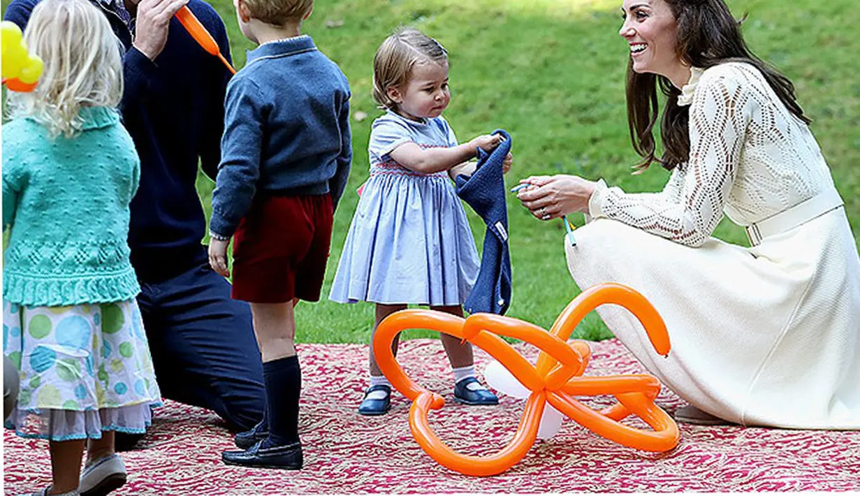 Bersama sang ayah dan ibundanya, Pangeran George dan Putri Charlotte melakukan perjalanan ke Negara Kanada. Berbagai aktifitas dilakukan disana, dan tanpa sadar keduanya mengeluarkan ekspresi lucu wajah mereka. (doc.people.com)
