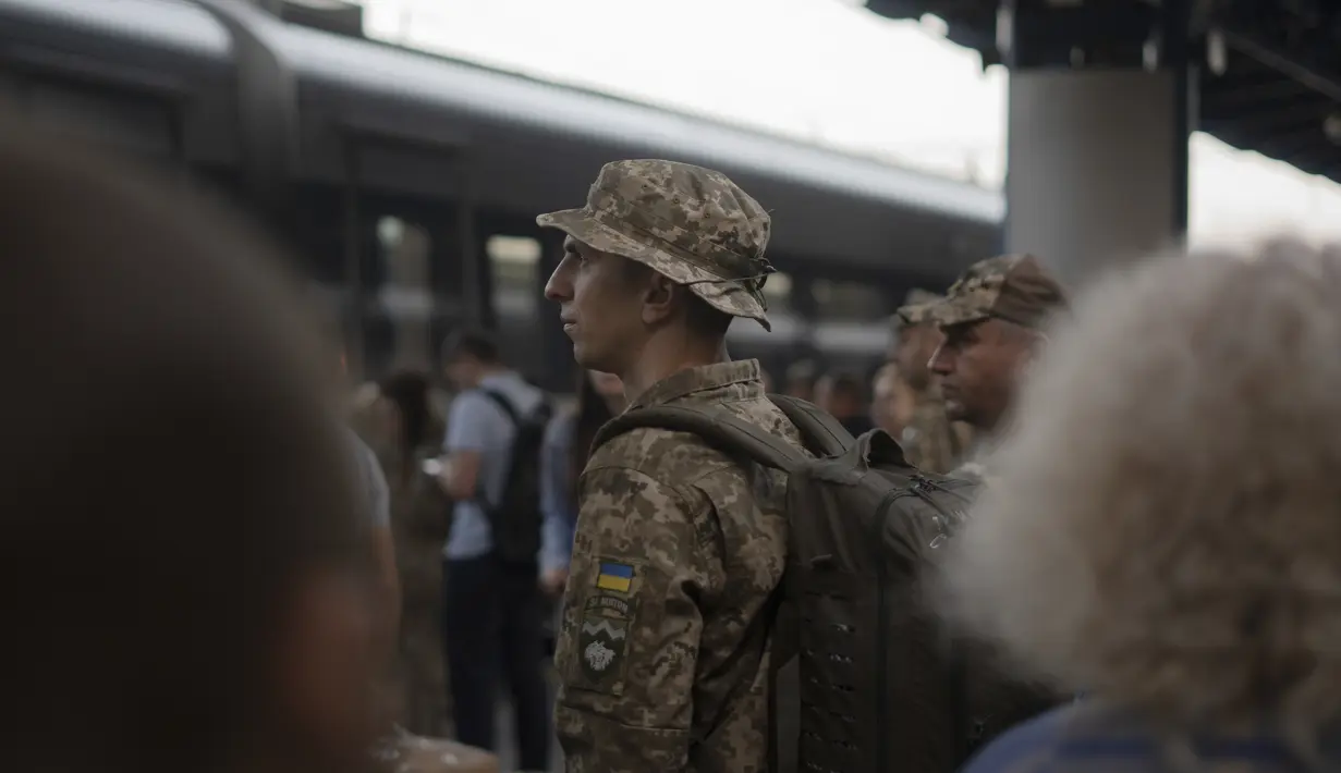 Di antara ratusan kereta yang hilir mudik di jalur kereta api Ukraina setiap hari, kereta Kyiv-Kramatorsk tampak berbeda dari yang lainnya, diselimuti keheningan saat para penumpang menantikan tujuan mereka. (AP Photo/Hanna Arhirova)