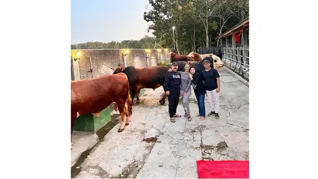 8 Potret Artis Bareng Hewan Kurbannya Sebelum Disembelih, Kambing hingga Sapi Jumbo