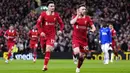 Pemain Liverpool, Diogo Jota (tengah kanan) melakukan selebrasi bersama Curtis Jones setelah mencetak gol ke gawang Everton dalam laga lanjutan Liga Inggris 2024/2025 di Anfield, Liverpool, Inggris, Rabu (02/04/2025) waktu setempat. (AP Photo/PA/Peter Byrne)