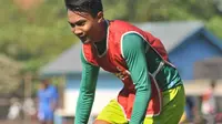Gelandang Bonek FC, Muhammad Hargianto memilih santai bersama keluarga di rumah, saat ia tak masuk ke skuat Pra PON DKI. (Bola.com/Zaidan Nazarul)