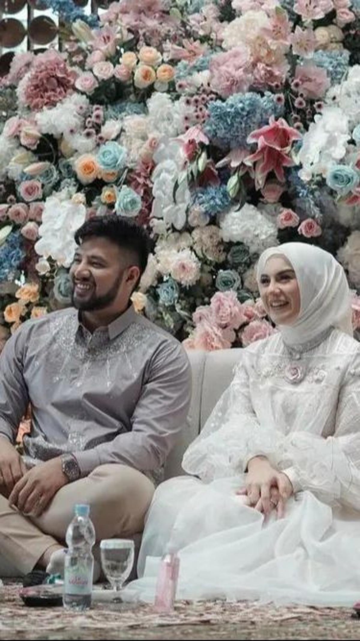 Selanjutnya ada pasangan Irish Bella dan Ammar Zoni. Usai suaminya kembali mendekam di penjara karena kasus narkoba, Irish Bella memutuskan untuk menggugat cerai sang suami. Keduanya resmi bercerai pada 1 Februari lalu.