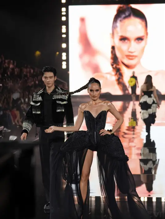 Cinta tampil futuristik dengan kostum hitam. Kostumnya ini memiliki detail atasan bustier dengan bagian pinggang memiliki kain yang menjuntai ke lantai di sisi kanan-kirinya. [Foto: Instagram/claurakiehl]