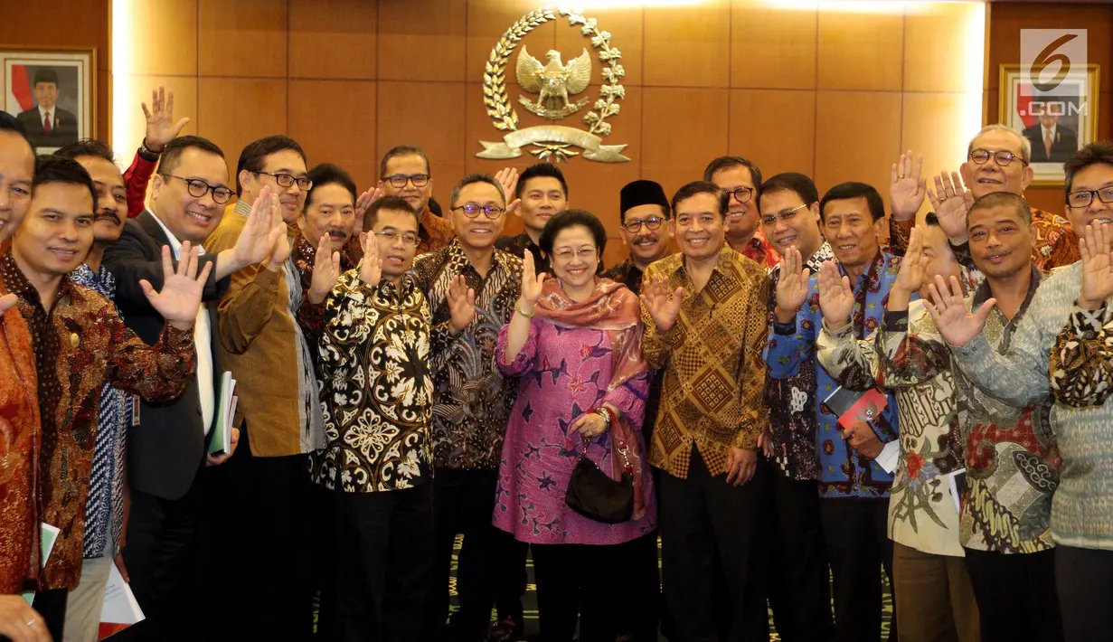 Ketua Dewan Pengarah Badan Pembinaan Ideologi Pancasila Megawati Soekarnoputri (tengah) berfoto bersama usai acara Silaturahmi UKP PIP/BPIP dengan MPR RI di Senayan, Jakarta, Rabu (14/3). (Liputan6.com/JohanTallo)