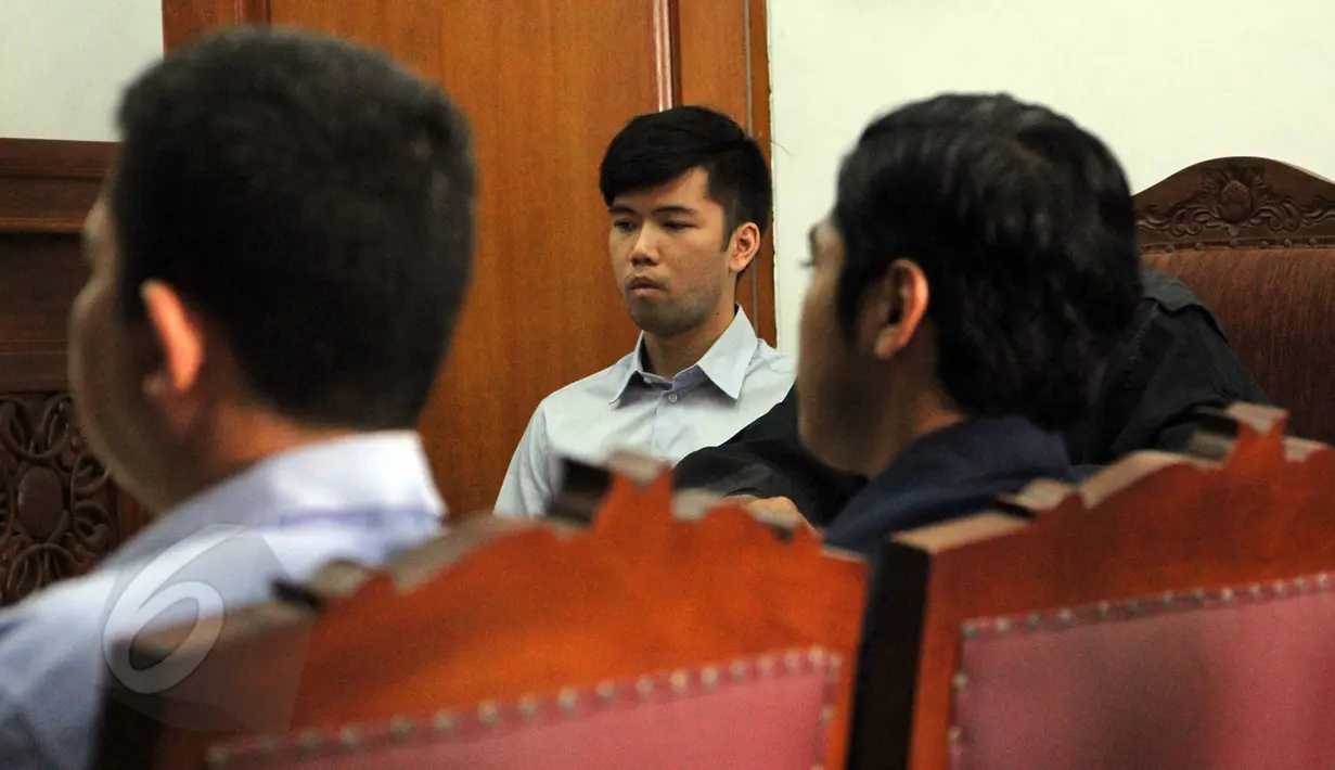 Terdakwa Christopher Daniel penabrak maut pondok indah kembali digelar di PN Jakarta Selatan, Jakarta, Kamis (4/6/2015). Agenda Sidang mendengarkan keterangan saksi dari pihak JPU dan menghadirkan rekan terdakwa sebagai saksi. (Liputan6.com/Helmi Afandi)
