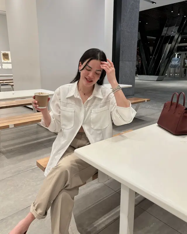 Tetap nyaman namun stylish, 6 gaya simpel Alice Norin ini bisa jadi inspirasi outfit ke tempat kerja