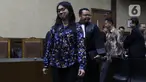 Terdakwa dugaan suap revitalisasi Pasar Lirung dan Pasar Beo Kabupaten Kepulauan Talaud TA 2019, Sri Wahyumi Maria Manalip (depan) usai menjalani sidang tuntutan di Pengadilan Tipikor, Jakarta, Senin (18/11/2019). Sri Wahyumi dituntut hukuman tujuh tahun penjara. (Liputan6.com/Helmi Fithriansyah)