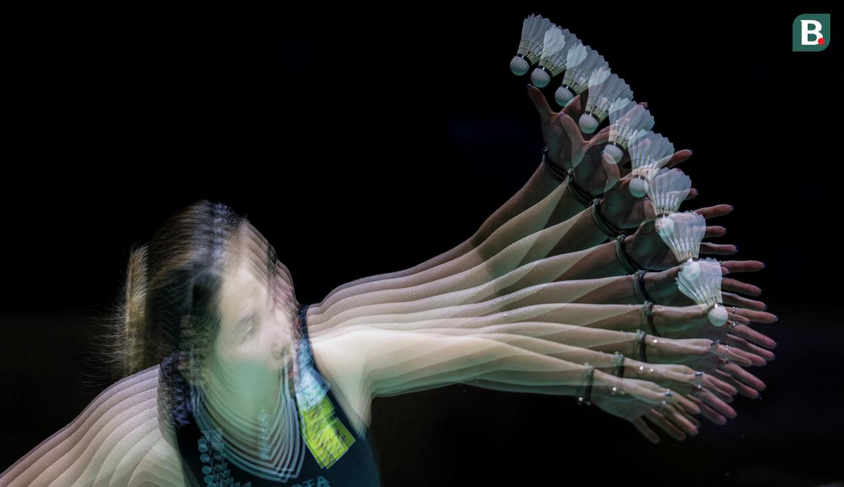 <p>Foto dengan teknik multiple exposure dari pebulu tangkis tunggal putri Thailand, Ratchanok Intanon saat melakukan servis ke arah wakil Korea Selatan, Sim Yu-jin dalam laga final Indonesia masters 2025 di Istora Senayan, Jakarta, Minggu (26/01/2025). (Bola.com/Bagaskara Lazuardi)</p>