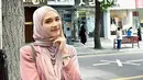 Inara Rusli berpose di pedestrian di sebuah pusat kota. Dia mengenakan busana serba pink. (Foto: Instgaram/ mommy_starla)