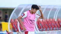 Pelatih Persis Solo, Leonardo Medina, mengisyaratkan segera memberi kesempatan debut untuk bek jebolan Timnas Indonesia U-20, Marcel Januar Putra, di BRI Liga 1 2023/2024. (Bola.com/Radifa Arsa)