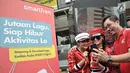 Deputy CEO Smartfren Djoko Tata Ibrahim bersama personel Duo Anggrek saat menggunakan aplikasi SmartMusic di Sarinah, Jakarta, Minggu (10/2). Paket langganan yang ditawarkan sangat terjangkau mulai dari Rp 1.000 per hari. (Merdeka.com/Iqbal S. Nugroho)