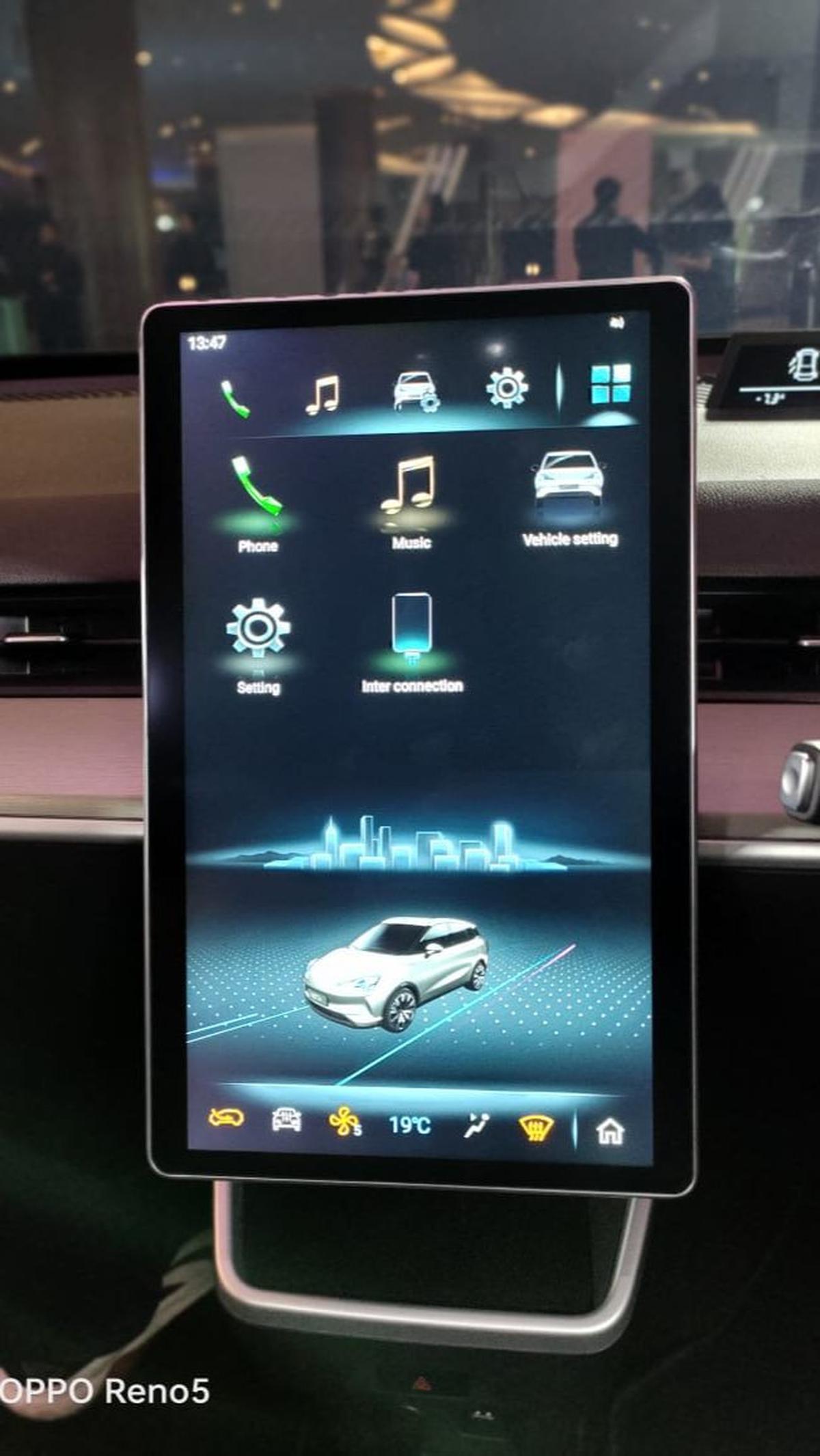 Interior Neta V futuristik dengan headunit besar,&nbsp; 14,6 inci, dengan&nbsp;mode portrait.&nbsp;<br>