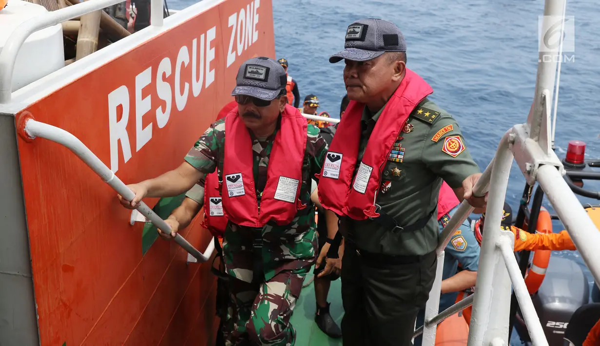 Panglima TNI Marsekal Hadi Tjahjanto (kiri) saat tiba di KN SAR Basudewa di perairan Karawang, Jawa Barat, Rabu (31/10). Panglima TNI meninjau titik yang diduga menjadi tempat bagian badan pesawat Lion Air JT 610. (Liputan6.com/Helmi Fithriansyah)