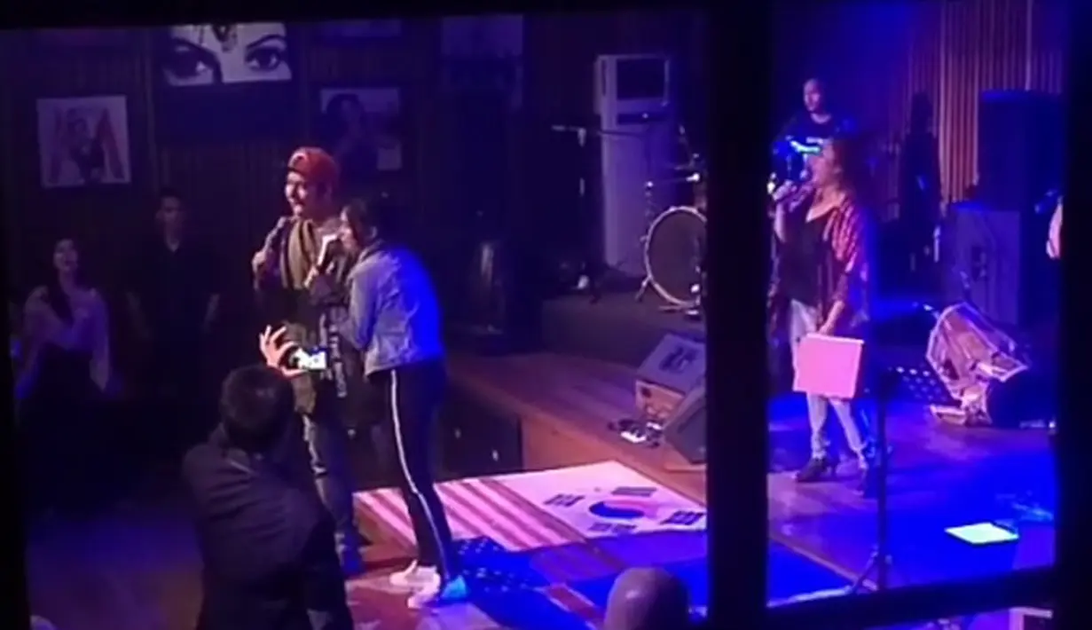 Raffi dan Ayu nyanyi bareng lagu Pupus yang dipopulerkan Dewa 19. Keduanya saling bergantian membawakan lagu. Penampilan keduanya menarik perhatian lantaran netizen melihat Ayu Ting Ting yang berjalan oleng seperti mau jatuh. (Instagram/dramakuingosip)