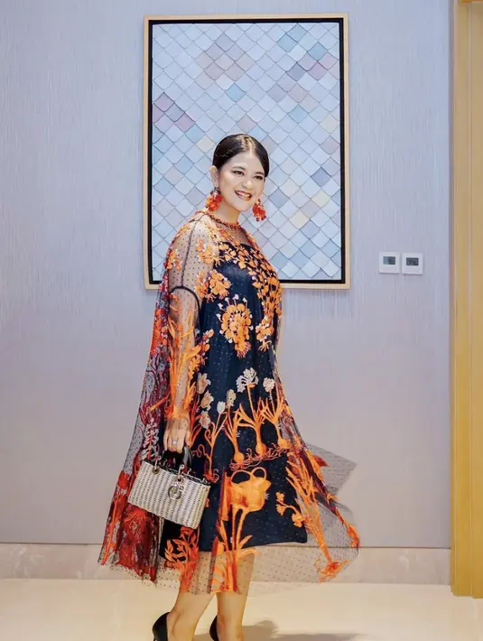 Seru dengan nuansa warna cerah dan motif bold, kali ini Kahiyang gunakan rancangan Biyan. [Foto: Instagram/ Kahiyang Ayu]