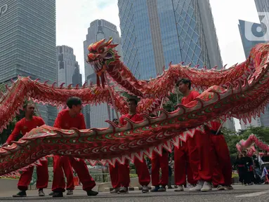 Sejumlah seniman budaya Tionghoa mengikuti kirab budaya Festival Cap Go Meh di kawasan SCBD, Jakarta, Sabtu (24/2/2024). (Liputan6.com/Herman Zakharia)