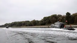 Penyelam Angkatan Laut Polandia menavigasi di jalur pengiriman dalam perjalanan mereka untuk menjinakkan bom Tallboy, bom terbesar Perang Dunia II, di Swinoujscie, Polandia (13/10/2020). (HANDOUT/POLISH NAVY -- 8TH COASTAL DEFENCE FLOTILLA/AFP)
