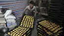 Seorang tukang roti Afghanistan menumpuk nampan berisi penganan manis di toko roti tradisional menjelang bulan puasa Ramadan mendatang, di Kabul, Afghanistan, pada 7 April 2021. Sebentar lagi, umat Muslim di seluruh dunia akan menyambut bulan Ramadan.  (AP Photo / Rahmat Gul)