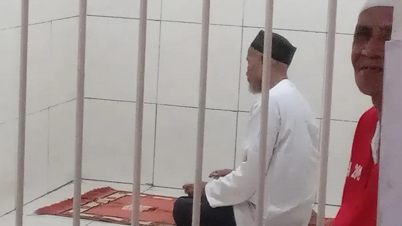 "Mohon maaf Yang Mulia atas kesalahan saya yang sebesar-besarnya, saya masih ada anak dan istri," ucap Solihin sambil menangis.<br>