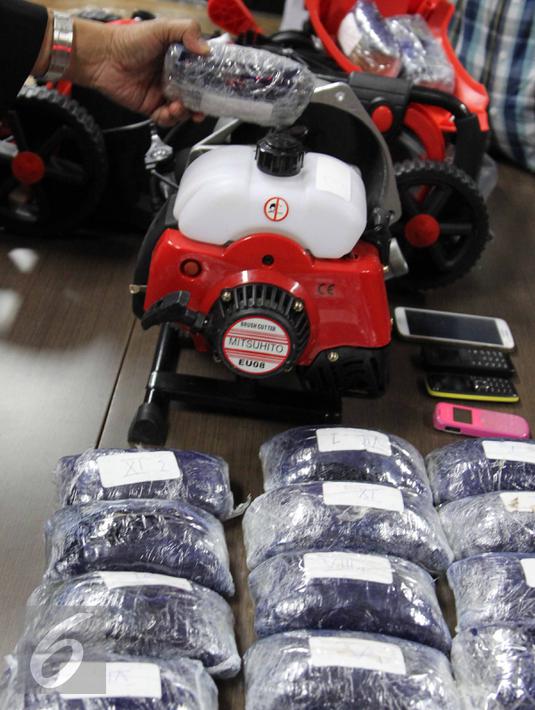 BNN memperlihatkan barang bukti berupa mesin pemotong rumput, mesin pompa air dan paket Sabu di Kantor BNN, Jakarta, Rabu (8/7/2015). BNN amankan dua perempuan dan Sabu sebanyak 10,392,9 gram. (Liputan6.com/Helmi Afandi)